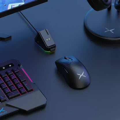Ratón inalámbrico para juegos Delux M900PRO ergonómico con tasa de sondeo de 8K, PAW3395, 63 g, base de carga magnética RGB para jugadores de PC diestros y grandes.
